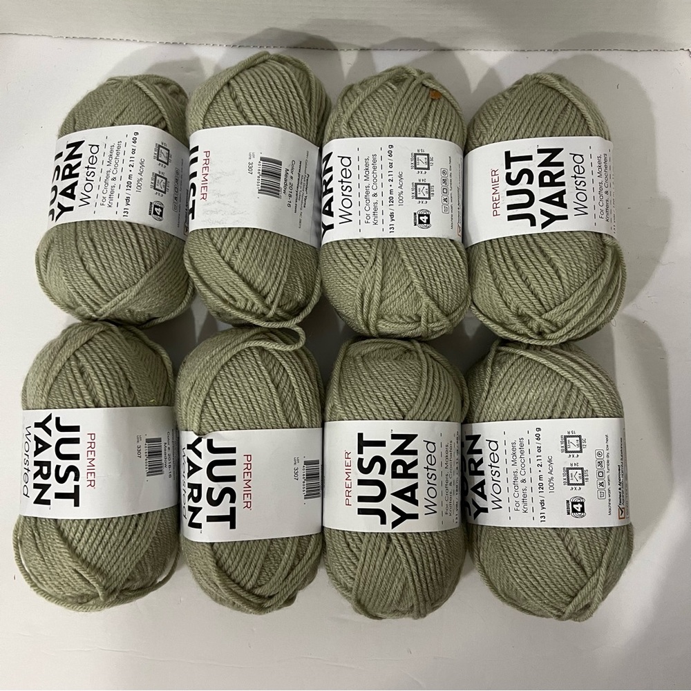 Lot Of 8  Just Yarn 131 Yards Meadow Green Color # 2018-16 Lot#3307